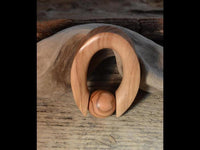 Cargar imagen en el visor de la galería, Ohrgewicht Klemmkugel Ring Olivenholz 12mm Piercing oval

