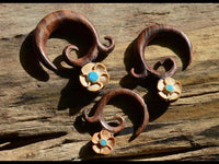 Load image into Gallery viewer, Piercing Ohrring Spirale Holz Blüte Türkis beige braun
