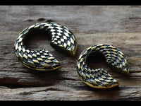 Cargar imagen en el visor de la galería, Ohrgewicht Brass Schachbrett Schlüsselloch Piercing
