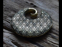 Cargar imagen en el visor de la galería, Ohrgewicht Brass Piercing 4mm Blume des Lebens Spirale
