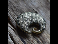 Cargar imagen en el visor de la galería, Ohrgewicht Brass Piercing 4mm Blume des Lebens Spirale
