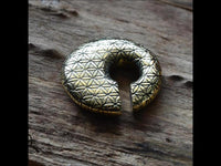 Cargar imagen en el visor de la galería, Ohrgewicht Brass Piercing 10mm Blume des Lebens Kreis
