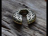 Cargar imagen en el visor de la galería, Ohrgewicht Brass 12mm Blume des Lebens Schlüsselloch
