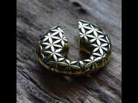 Cargar imagen en el visor de la galería, Ohrgewicht Brass 12mm Blume des Lebens Schlüsselloch
