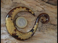 Cargar imagen en el visor de la galería, Ohrgewicht Ohr Dehner Holz gold bemalt Mandala Creole
