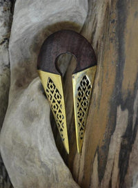 Cargar imagen en el visor de la galería, Ohrgewicht Brass Holz 12mm Pfeil Karo Stanz Muster
