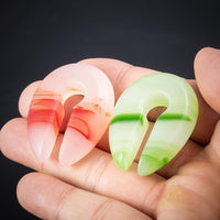 Cargar imagen en el visor de la galería, Ohrgewicht Stein 12mm Tropfen Schlüsselloch rot grün
