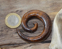 Load image into Gallery viewer, Piercing Spirale Parasit Holz Plug Ohrstecker braun Wellen Maserung
