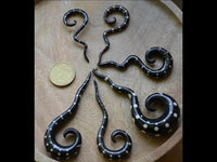 Load image into Gallery viewer, Horn Piercing Expander schwarz Thai-Spirale Punkte weiß
