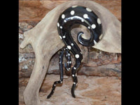 Load image into Gallery viewer, Horn Piercing Expander schwarz Thai-Spirale Punkte weiß
