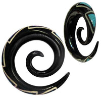 Load image into Gallery viewer, Chic-Net Tribal Horn Piercing Expander- Türkis Inlay Spirale- Ohrring aus Horn- 6mm- schwarz-weiß-türkis- Plug- Tunnel- Ohrhänger- Ohrstecker
