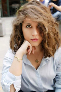 Load image into Gallery viewer, Armband Brass Perlen grün Brass Röhren Blume geöffnet weiß bemalt
