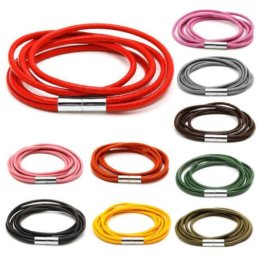 Zehn dreifach mehrlagige Lederarmbänder mit Magnetverschluss, unisex, sind in Farben wie Rot, Pink, Grau, Braun, Orange, Grün, Schwarz und Gelb auf weißem Hintergrund abgebildet.