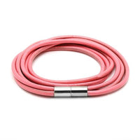 Load image into Gallery viewer, A pink Lederarmbänder Farben Bänder Armband aus dreifach mehrlagigem Leder mit Magnetverschluss, elegant in Kreisform auf weißem Hintergrund arrangiert.
