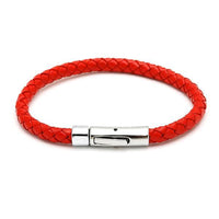 Load image into Gallery viewer, Das unisex Lederarmband „Lederarmbänder rund geflochten Farben“ mit rotem, rund geflochtenem Leder und nickelfreiem Knopfverschluss aus Edelstahl wird stilvoll auf weißem Hintergrund präsentiert.
