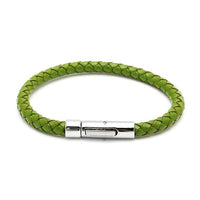 Load image into Gallery viewer, Ein rund geflochtenes, grünes Lederarmband mit Knopfverschluss, unisex und nickelfrei, präsentiert auf weißem Hintergrund.
