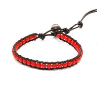 Load image into Gallery viewer, Das Lederarmband &quot;Lederarmbänder Achat gefärbt Perlen bunt Armband Leder verstellbar unisex&quot; ist handgefertigt, mit roten Achatperlen zwischen zwei dunkelbraunen Lederbändern und verstellbarem Knopfverschluss.
