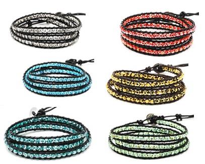 Six Glitzer Lederarmbänder, dreilagig mit facettierten Glaskristall Perlen in Schwarz, Rot, Blau, Gelb, Türkis und Hellgrün, liegen auf weißem Hintergrund. Jedes Armband ist verstellbar und mit praktischer Knotenverschluss gearbeitet.