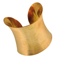 Cargar imagen en el visor de la galería, Messing Brass Armreif golden breit gebürstet konkav 73 mm nickelfrei offen verstellbar antik Tribal
