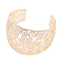 Load image into Gallery viewer, breiter werdender Brass Armreif golden 45 mm Spiralen Stanzmuster
