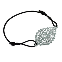 Load image into Gallery viewer, Armband Gummiband schwarz Messing Anhänger silbern Blatt spitz verschnörkelt Muster
