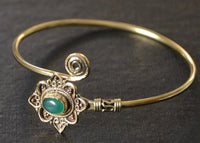 Load image into Gallery viewer, Messing Armreif antik gold grün Onyx Schnörkel verstellbar
