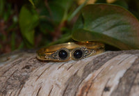 Load image into Gallery viewer, Messing Armreif golden Onyx rund Spirale Zopfrand verstellbar antik Tribal Schmuck
