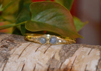 Cargar imagen en el visor de la galería, Messing Armreif golden Labradorit rund Blume Zopfrand nickelfrei verstellbar antik Tribal Schmuck
