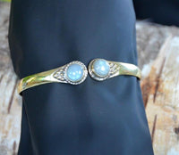 Cargar imagen en el visor de la galería, Messing Armreif golden Mondstein rund Blume Zopfrand nickelfrei verstellbar antik Tribal Schmuck
