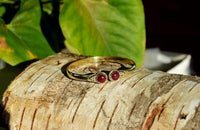 Cargar imagen en el visor de la galería, Messing Armreif golden Rubin rund Blume Zopfrand nickelfrei verstellbar antik Tribal Schmuck
