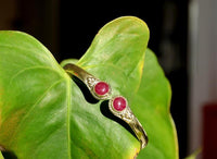 Cargar imagen en el visor de la galería, Messing Armreif golden Rubin rund Blume Zopfrand nickelfrei verstellbar antik Tribal Schmuck
