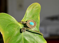 Load image into Gallery viewer, Messing Armreif antik Türkis oval klein Punkte verstellbar antik Tribal Schmuck
