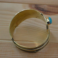 Load image into Gallery viewer, breiter Messing gold Armreif als Feder mit Türkis
