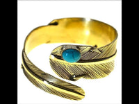 Load image into Gallery viewer, breiter Messing gold Armreif als Feder mit Türkis
