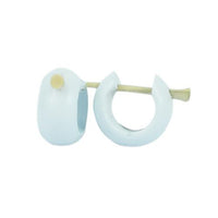 Cargar imagen en el visor de la galería, Holzcreolen, weiße Holzcreolen, handgeschnitzt aus gefärbtem Holz, 7mm breit, Pin-Ohrringe
