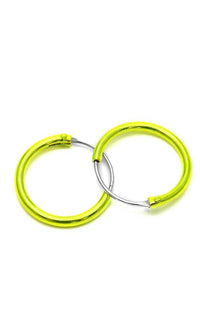 Load image into Gallery viewer, Two metallic, colorful Creolen Ohrringe aus 925er Sterling Silber are interlocked on a white background. These small, nickel-free Silberohrringe offer stylish comfort for everyday wear.
