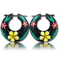 Load image into Gallery viewer, Holz Pin Ohrringe 39 mm breit Blumen türkis gelb rosa Creolen Horn schwarz handgeschnitzt handbemalt
