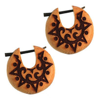 Load image into Gallery viewer, Pin Creolen Jackfrucht Holz hell Horn-Pin 23 mm rund dunkle Gravur Motiv
