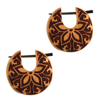 Load image into Gallery viewer, Pin Creolen Jackfrucht Holz hell Horn-Pin 23 mm rund dunkle Gravur Motiv
