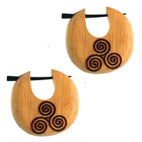 Load image into Gallery viewer, Pin Creolen Jackfrucht Holz hell Horn-Pin 23 mm rund dunkle Gravur Motiv
