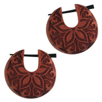 Load image into Gallery viewer, Holz Pin Creolen Sawoholz Horn-Pin 23 mm rund dunkle Gravur Motiv unisex
