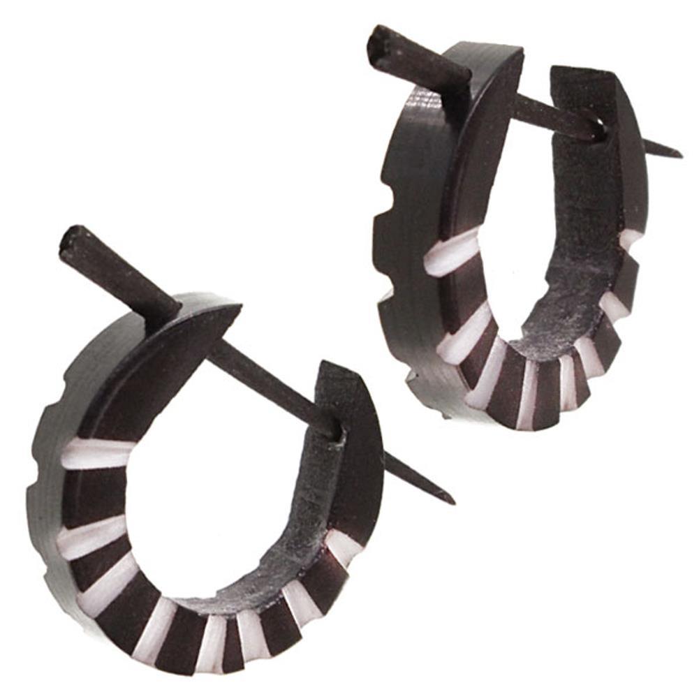 Horn Pin-Ohrringe schwarz 14 mm seitlich weiß Kerben Creolen Holz Pin handgeschnitzt