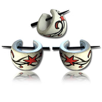 Load image into Gallery viewer, Stern Holzcreolen rot weiß schwarz Pin-Ohrringe Pin-Creolen Holz Horn Pin handbemalt 16 mm
