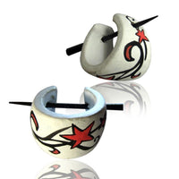 Load image into Gallery viewer, Stern Holzcreolen rot weiß schwarz Pin-Ohrringe Pin-Creolen Holz Horn Pin handbemalt 16 mm
