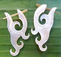 Load image into Gallery viewer, Pin Creolen Perlmutt Muschel Horn handgeschnitzt Ohrringe weiß gelb Ornamente
