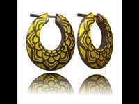 Load image into Gallery viewer, Holz Pin Creolen oval 38mm dunkel braun Horn-Pin Ohrringe gold Muster Handarbeit
