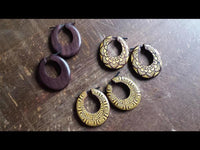 Load image into Gallery viewer, Holz Pin Creolen oval 38mm dunkel braun Horn-Pin Ohrringe gold Muster Handarbeit
