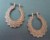 Load image into Gallery viewer, Sawoholz Holz Pin Creolen 42mm rotbraun Ohrringe oval Zackenrand Pfeile Schuppen
