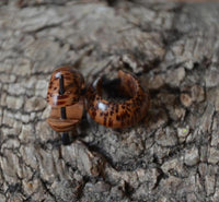 Load image into Gallery viewer, Ohrringe Kokos Holz kleine Creolen Pin Stick 15mm
