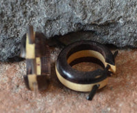 Load image into Gallery viewer, Ohrringe Buaya Holz Sonoholz kleine Creolen Pin- Stick
